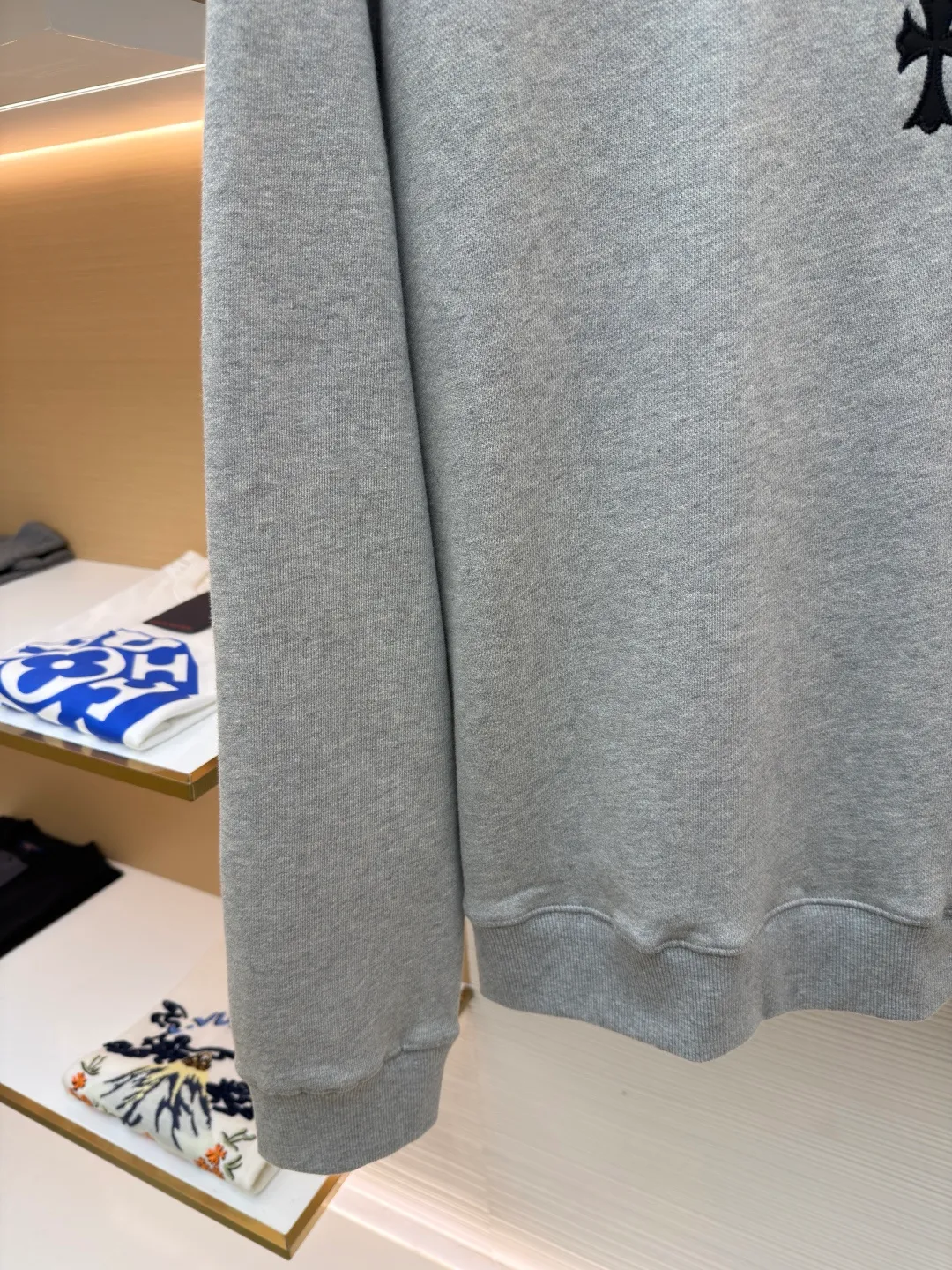 Chrome Hearts Logo Round Neck Sweatshirt ●Original: Purchased and developed for 29300 ●Item No.: 1682056-A75 ●Fabric: Interwoven air cotton fabric ●Technology: Patch embroidery production ●Color: Gray ●Version: Fitted version ●Weight: about 790 grams ●Size: S-M-L-XL ●Description: Customized heavy fortress interwoven air cotton, full texture, thick and solid, with classic black as the curtain It gives a deep sense of luxury. With the Kro heart cross appliqué decoration on the chest, it becomes the ultimate interpretation of the dark Gothic style. The CH Gothic font is the finishing touch on the back page, letting the totem become your spiritual punctuation. The logo iron plate sways slightly with the swing of the body, adding a sense of movement and vitality. It is unobtrusive but has an indescribable aura. It interprets the perfect blend of retro and luxury, using imported machine appliqué technology and using advanced computer control systems and precision mechanical components. Realize the Chrome Hearts logo patch embroidery operation, showing an embroidery effect with both clarity and three-dimensionality. The fabrics have been washed and have a better hand feel. It is not easy to deform, not easy to shrink, not easy to fade, and maintains long-term beauty. The overall wiring is straight and delicate, the fabric is comfortable and soft, and the color is consistent without color difference. It can be matched with the same style to create a fashionable look and control various occasions. Customized accessories, complete with three standards, same style for men and women!